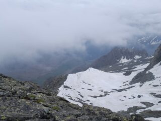 Dall'attacco delle rocce dell'Albaron verso la linea di salita (seguita la crestina della seconda morena ancora su neve).