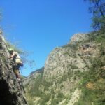 Carla con dietro la parete delle vie lunghe al sole