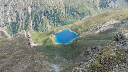 Il bellissimo lago dall'alto