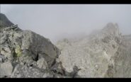 La placca fissurata da fare in discesa; chi fa la via normale la arrampica in salita
