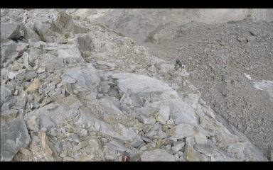 Scesi dalle cengie della via Normale di salita, dopo la pietraia, bisogna disarrampicare la placconata rocciosa