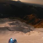 la parete di neve all'alba