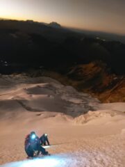 la parete di neve all'alba