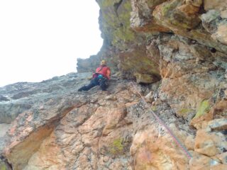 Nel primo tiro del diedro, sulla bella vena di quarzo