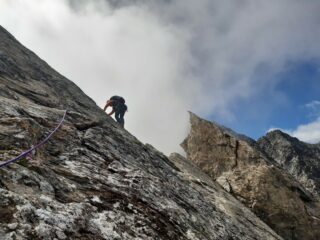 dopo la doppia, due tiri corti di roccia buona in cresta