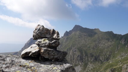 dalla cima est della Rocca del Prete al fondo la Rocca Patanua..