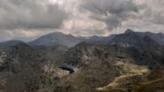 Dalla vetta del Monte Avic: il Laco gelato sulla sinistra ed il Col De Raye Chevrère sulla destra
