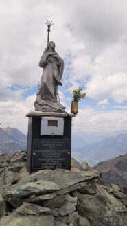 In vetta al Monte Avic
