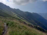 Il lungo traverso verso il rifugio nei pressi del passo avanza