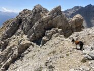 Il passaggio tra cima e anticima, visto in discesa, a sinistra della foto, sotto le rocce.