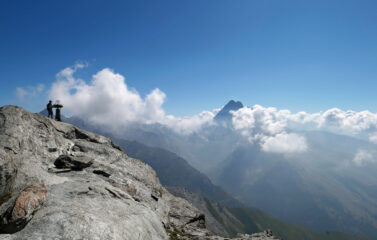 Verso la croce della cima NE, un'attimo prima che le nuvole la facciano da padrone...