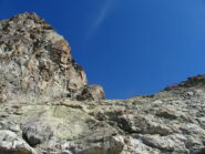 In discesa, una cordata si dirige al tiro della grotta
