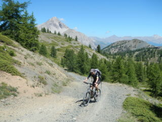 sterrato che attraversa i pendii moderati della Cima Saurel