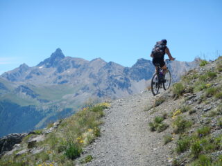 breve tratto sul sentiero che sovrasta lo sterrato