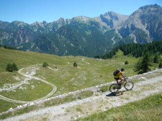 colpo d'occhio sugli ampi tornanti di salita