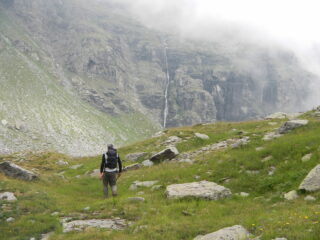 ambiente aspro con alcune cascate....