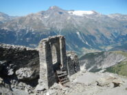 i resti del Forte, costruito lungo la cresta della cima