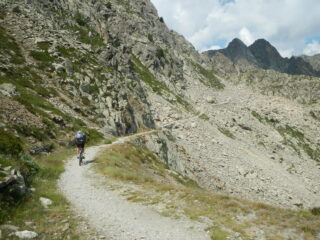 sulla mulattiera oltre il Passo di Sant'Anna