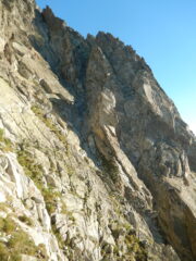 Visuale sul canale da raggiungere quando si è ancora sul pendio (il canale da salire è quello più a DX) In cima si vede la forcellina da cui bisognerà uscire per passare all'altro versante.