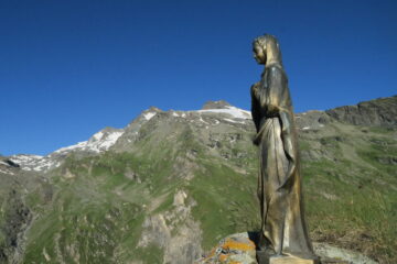 la Madonnina della Becca di Céré, alle spalle Colle del Rutor, Chateau Blanc e Doravidi