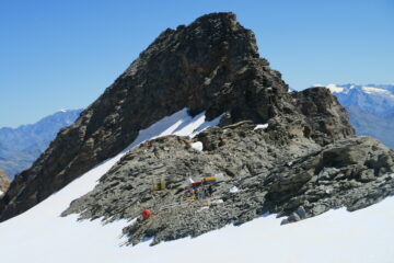 i lavori in corso al Colle del Rutor, alle spalle lo Chateau Blanc