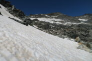 discesa dal passaggio a metà cresta in fianco al nevaio che permettere di raggiungere il ghiacciaio senza passare per il Colle del Rutor