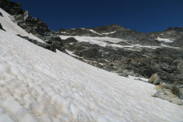 discesa dal passaggio a metà cresta in fianco al nevaio che permettere di raggiungere il ghiacciaio senza passare per il Colle del Rutor