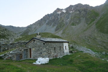 il bivacco Molline con alle spalle Colle e Cresta d'Annibal