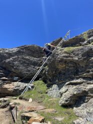 Salendo il tratto attrezzato.