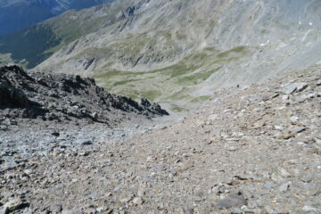 in discesa ho evitato l'ultimo tratto di cresta per il Col d'Annibal scendendo per questo comodo canale di sfasciumi