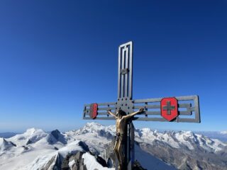 Croce che sovrasta il profilo del Rosa. 