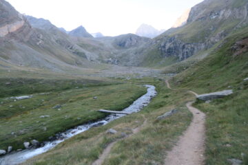 il bivio per il bivacco della Grivola con il ponticello da attraversare