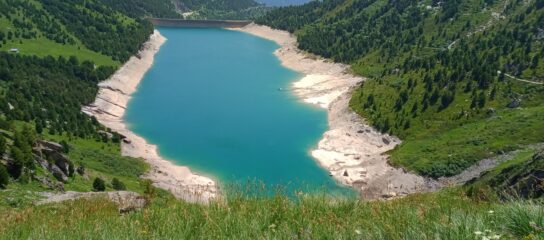 diga  e lago: mai visto così neanche a Settembre...