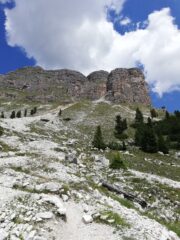 Le pareti rocciose costeggiate dal sentiero 16