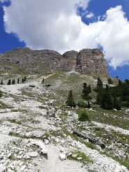 Le pareti rocciose costeggiate dal sentiero 16