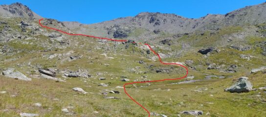 2 - Dal lago salire sulla sponda sx (salendo) del torrente, lasciare  perdere ometti e traccia sulla dx e salire direttamente su placchette rocciose sempre sulla sx 
