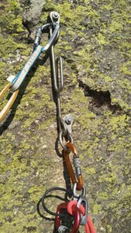 utilizzare sempre le soste con catena , mai i cordoni altra via