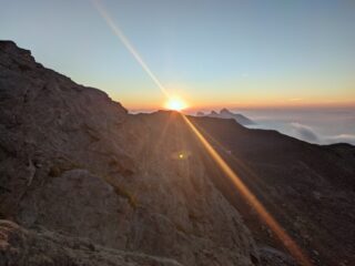 Il sole sorge mentre ci avviciniamo all'attacco