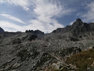ancora uno sguardo al rifugio  traversando verso il Lago del Claus