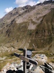... e viceversa dalla cima uno sguardo sotto al lago