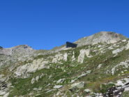 il bivacco con sfondo Testa di Serena e Testa dei Frà