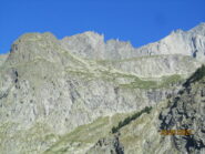 Dal parcheggio, l'intaglio della via e le placche sommitali risalite per arrivare il rifugio.