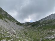 in alto la sella tra le due cime del Chiamossero