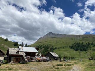 Il Rifugio Les Fonts e dietro il Pic Lombard, a dx il crestone di salita
