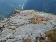L'ultima placca prima del tratto erboso che porta in cima, vista dall'alto