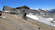 Arrivo alla cima 3317mt , siamo poi andati a vedere la cresta grigia che porta alla 3327mt ed eventualmente alla Aguille 3386mt ma non per bici