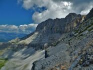 La bella e lunga cengia sotto la cima di Pietra Grande.