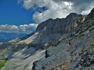 La bella e lunga cengia sotto la cima di Pietra Grande.