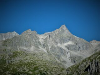 La cima Cornisello vista poco oltre il parcheggio presso il rifugio omonimo. 