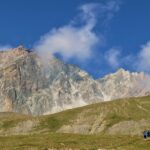 Salendo al colle Autaret, il versante est del Maniglia con i relativi 